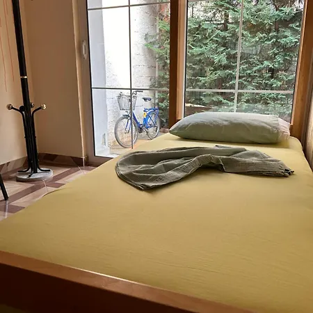 The Secret Garden بيت شباب *